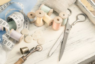 Makara iplik, makas, düğme, kumaş ve pins se için kümesi
