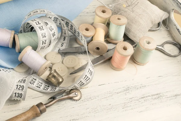 Set of reel of thread, scissors, buttons, fabric and pins for se — Stock Photo, Image