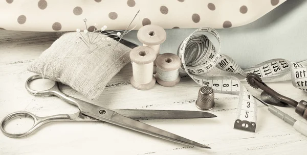 Set of reel of thread, scissors, fabric and pins for sewing and — Stock Photo, Image