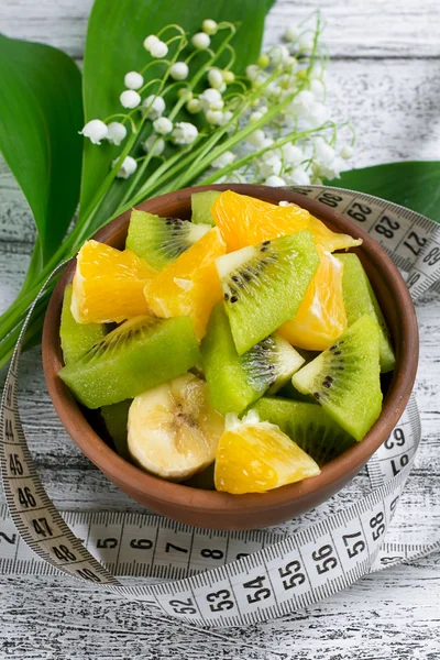 Ensalada de frutas con kiwi, plátano y naranja para adelgazar y centímetro —  Fotos de Stock