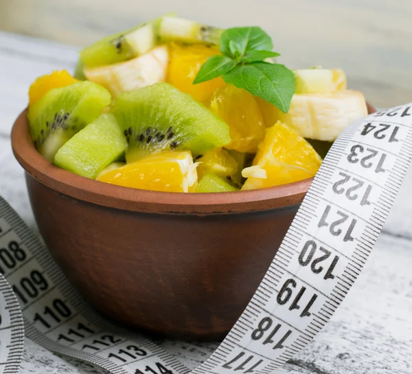 Ensalada de frutas con kiwi, plátano y naranja para adelgazar y centímetro —  Fotos de Stock