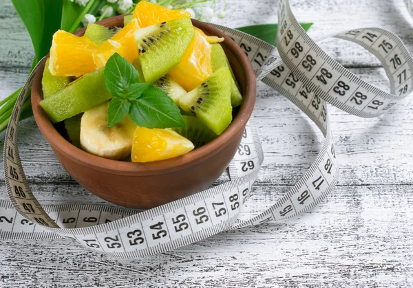 Ensalada de frutas con kiwi, plátano y naranja para adelgazar y centímetro —  Fotos de Stock