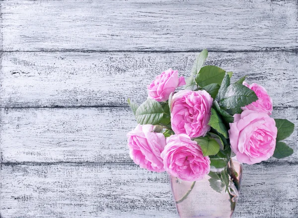 Bukiet róż na tle wytarty Deska drewniana — Zdjęcie stockowe