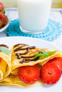 Krep dilimlenmiş çilek ile 