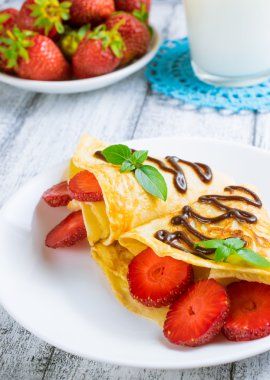 Krep dilimlenmiş çilek ile 