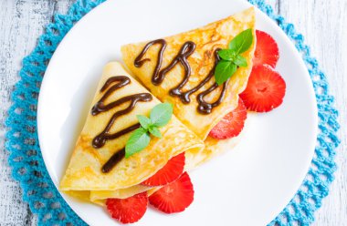 Krep çilek ve çikolata ile