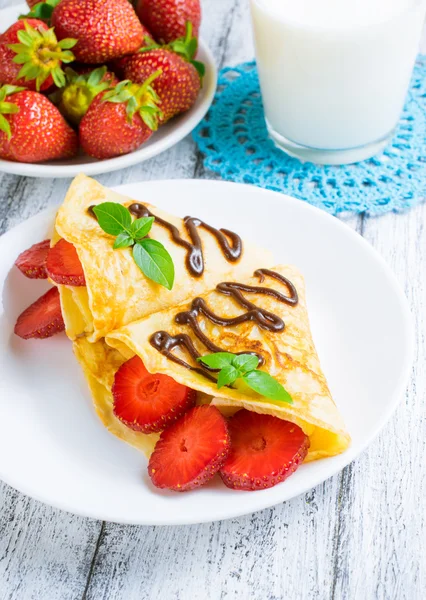 Krep dilimlenmiş çilek ile 