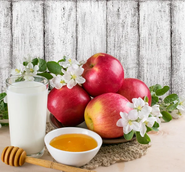 Manzanas rojas con leche y miel —  Fotos de Stock