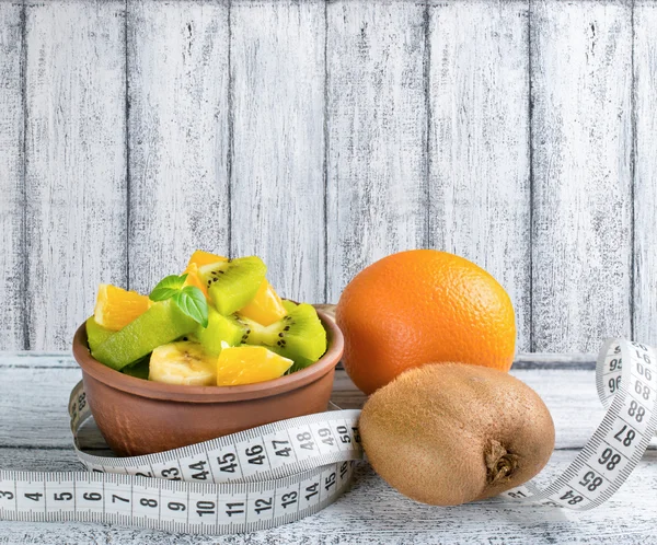 Ensalada de frutas con kiwi, plátano y naranja para adelgazar y centímetro —  Fotos de Stock