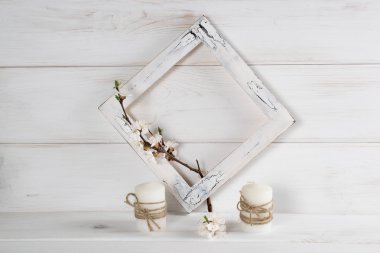 Kayısı çiçek ve mum ile dekore edilmiş çerçeve  