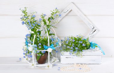 Unutma çiçeklerle kuş kafesi ve fotoğraf çerçevesi ve tabut w