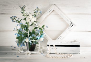 Unutma çiçeklerle kuş kafesi ve fotoğraf çerçevesi ve tabut w