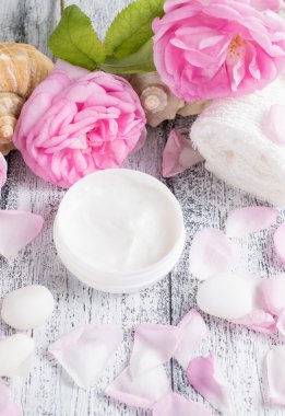 Krema, havlu ve gül ile Spa salon  