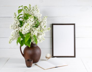 Metniniz için motivasyon çerçeve ile kil sürahi içinde Lila buket