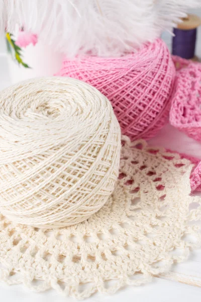 Fils pour crochet et serviettes ajourées tricotées — Photo