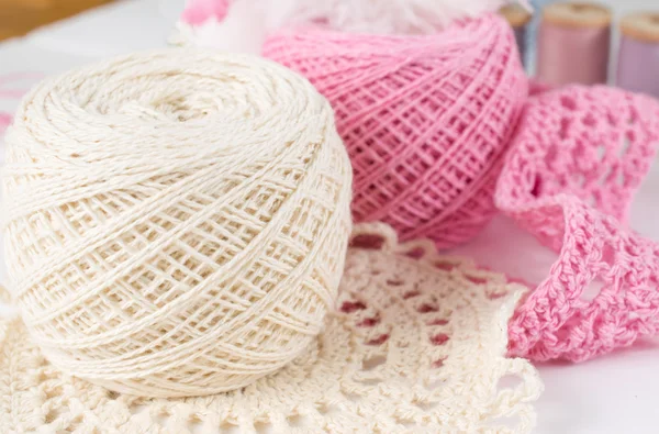 Fils pour crochet et serviettes ajourées tricotées — Photo