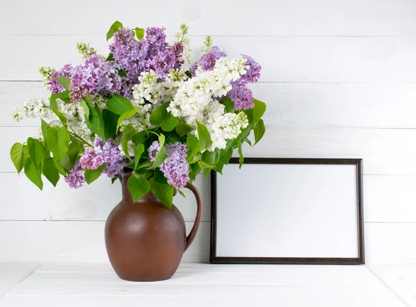 Ramo de color lila en jarra con marco motivacional — Foto de Stock