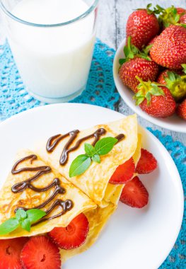 Krep dilimlenmiş çilek ile 