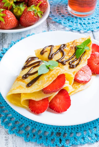 Panqueques con fresas en rodajas y chocolate — Foto de Stock