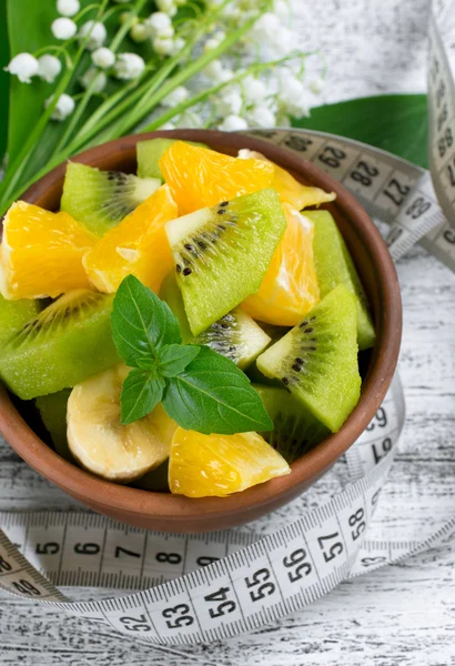 Ensalada de frutas con kiwi, plátano y naranja para adelgazar y centímetro —  Fotos de Stock