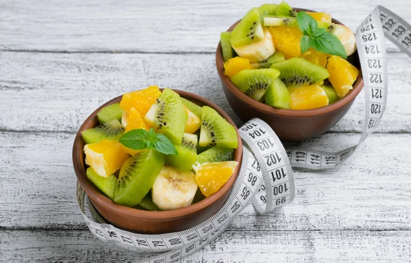 Ensalada de frutas con kiwi, plátano y naranja para adelgazar y centímetro —  Fotos de Stock