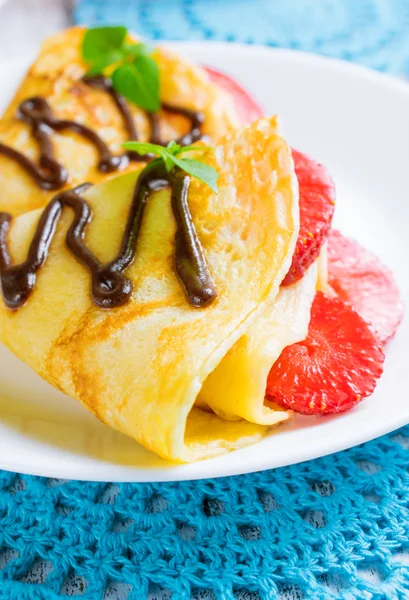 Frittelle con fragole e cioccolato — Foto Stock