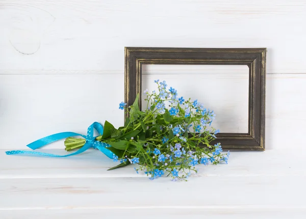Me-nots fiori e cornice fotografica — Foto Stock
