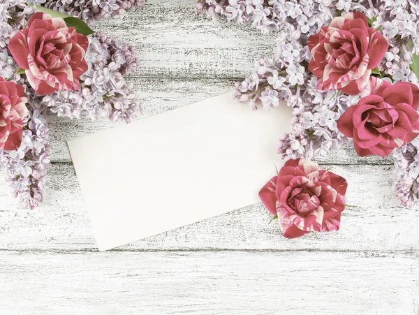 Flores y rosas lila con tarjeta — Foto de Stock