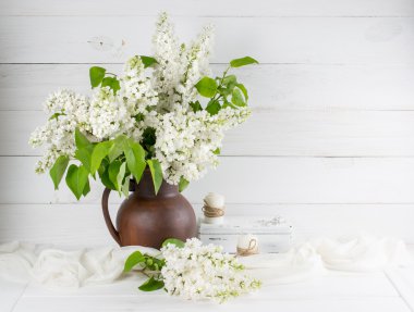 Lila buket kil sürahi ve mumlar 