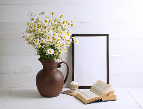 Buquê de margarida com livro e quadro motivacional — Fotografia de Stock