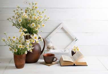 Kitap ve fincan çay papatya buketi 