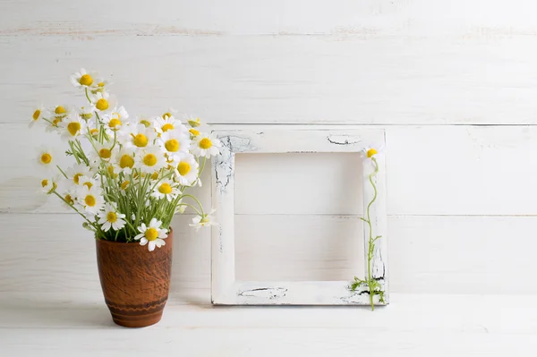 Квіти ромашки букет і фоторамка — стокове фото