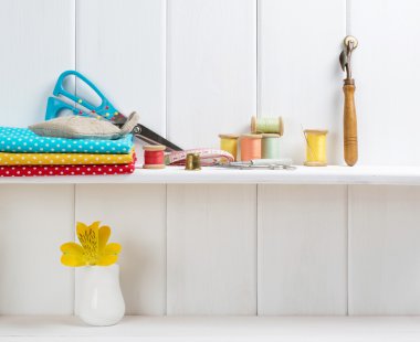 Dikiş ve ahşap raf yalan kumaş araçlar kümesi. İçinde