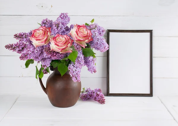 Buquê de lilás com rosas em jarro com moldura motivacional — Fotografia de Stock