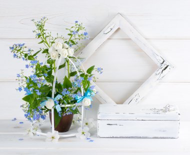 Craquel kuş kafesi ve fotoğraf çerçeveli çiçeklerle unutma