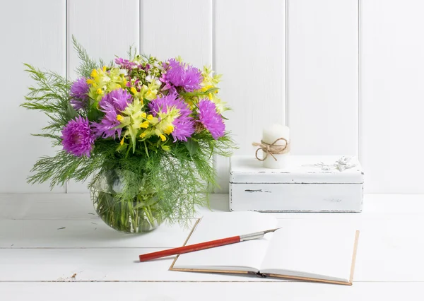 Buquê de flores em vaso com diário aberto e caneta-tinteiro — Fotografia de Stock