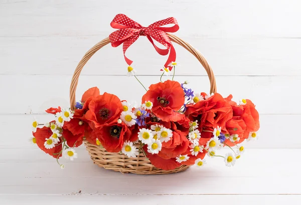 罂粟花和雏菊花束在木板上的篮子里 — 图库照片