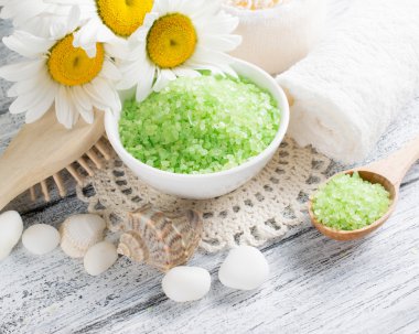 Deniz tuzu ahşap tahta üzerinde salonuyla Spa