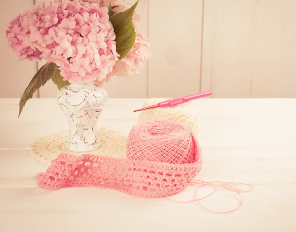 Garens voor haken en hortensia in vaas — Stockfoto