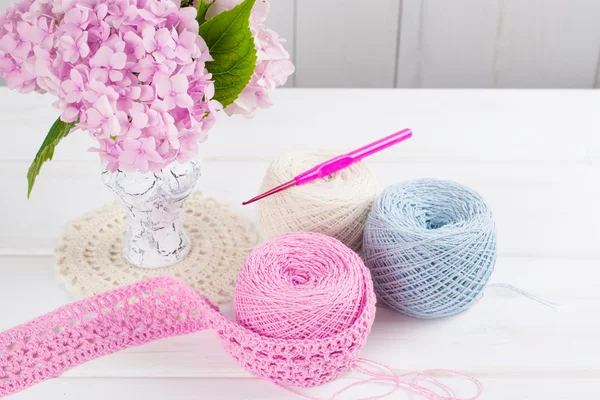 かぎ針編みと花瓶用糸 — ストック写真