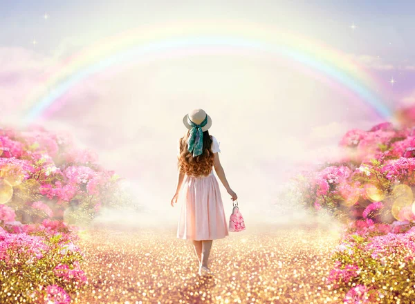 Mujer Joven Vestido Rosa Romántico Sombrero Retro Bolsa Caminando Largo Fotos de stock