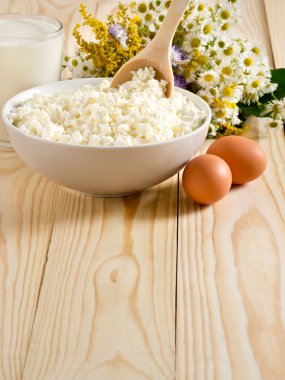 Süzme peynir süt ve yumurta çayır çiçek backgrou üzerinde