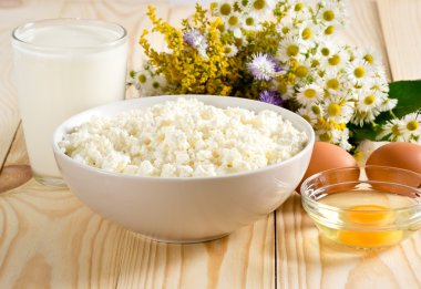 Süzme peynir süt ve yumurta çayır çiçek backgrou üzerinde