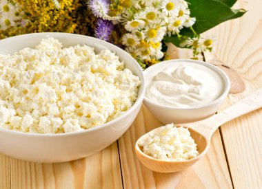 Tahta kaşık ve ekşi krema kase süzme peynir