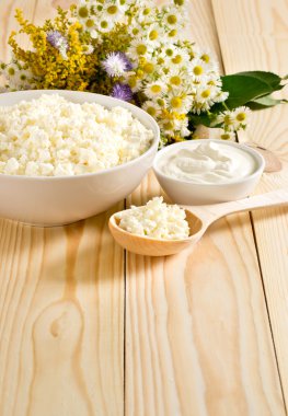 Tahta kaşık ve ekşi krema kase süzme peynir
