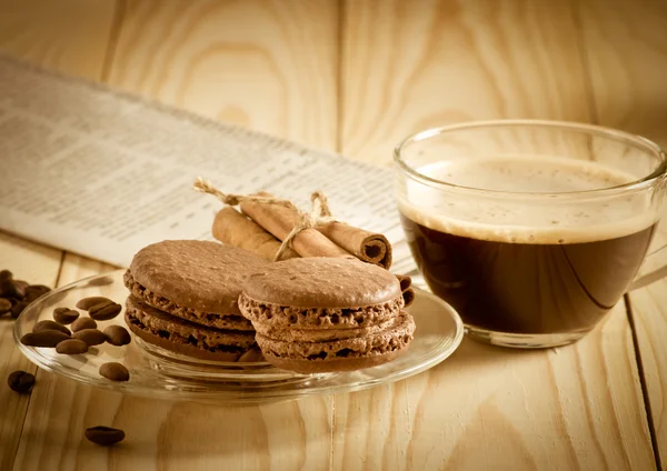 Tasse à café avec macaron et journal — Photo