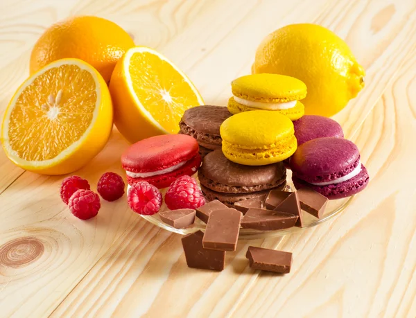 Makronen mit Schokolade, Beeren und Früchten — Stockfoto