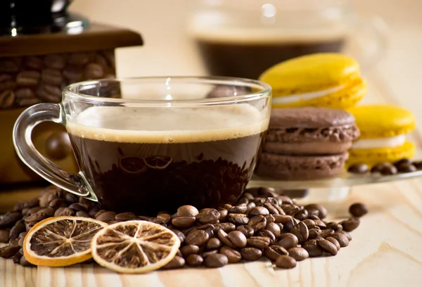 Taza de café con macarrón y limón seco —  Fotos de Stock