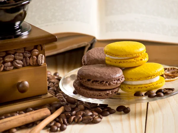 Coffee with macaroon, cinnamon and culinary book — Stock Photo, Image