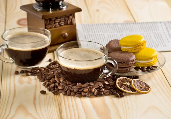 Coffee cup with macaroon and newspaper — Stock Photo, Image